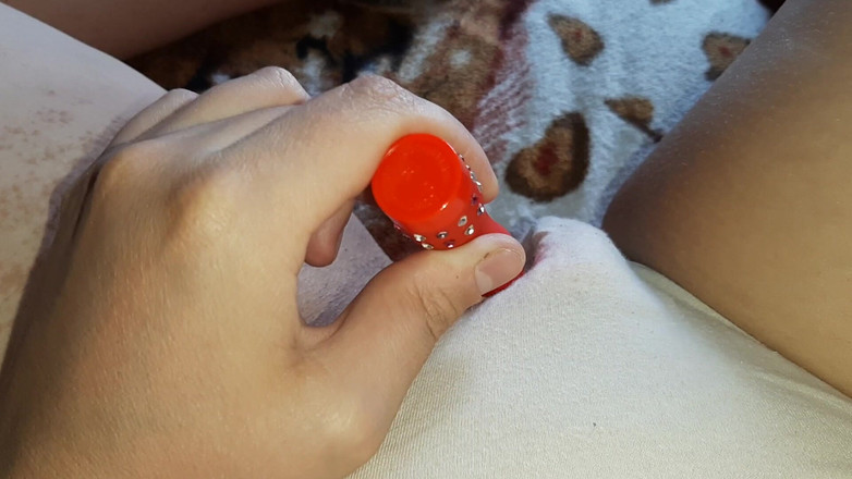 Lesbian-candys: 我用振动器挑逗我的阴蒂，直到我射精