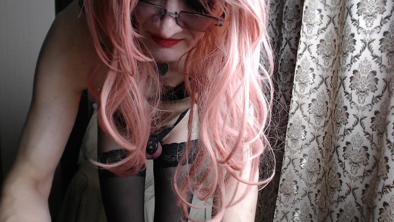 violet_bisex: 女装者、メイドドレスを着たふしだらな女の子がウェブカメラで自分自身を録画する