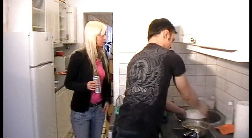 Femdom Austria: 부엌을 청소해야 하는 하우스 노예