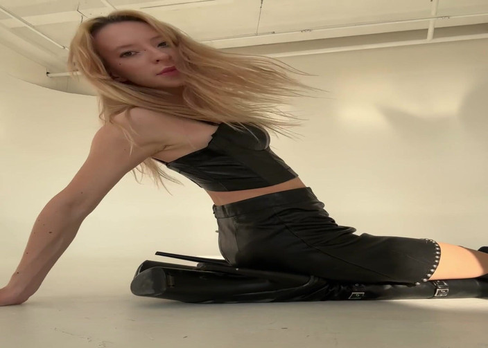 Skinny_lady69: Okouzlující kožené oblečení s velkýma nohama