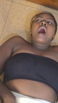 Une grosse maman kenyane se doigte par terre