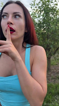 Pipì All'aperto Da Dietro, Wiping Figa, Esibizionismo Delle Tette
