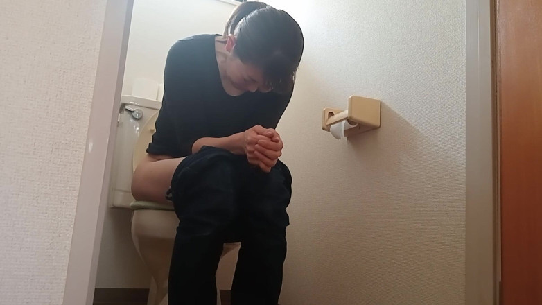 Mayumi Kanzaki: Married Woman's Home Toilet Video