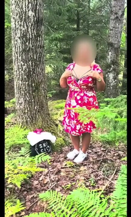 Malla: Švédská manželka masturbuje v forrestu a honí manžílka