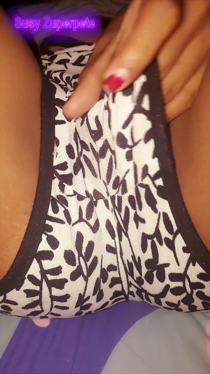 Susyzuperpete: Bạn tôi susy chỉ cho tôi cách cô ấy thủ dâm...