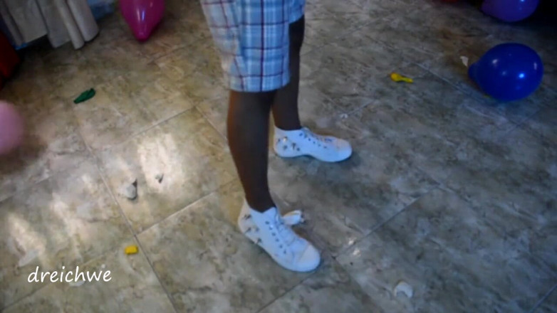Dreichwe: Crushing balloons with the shoes