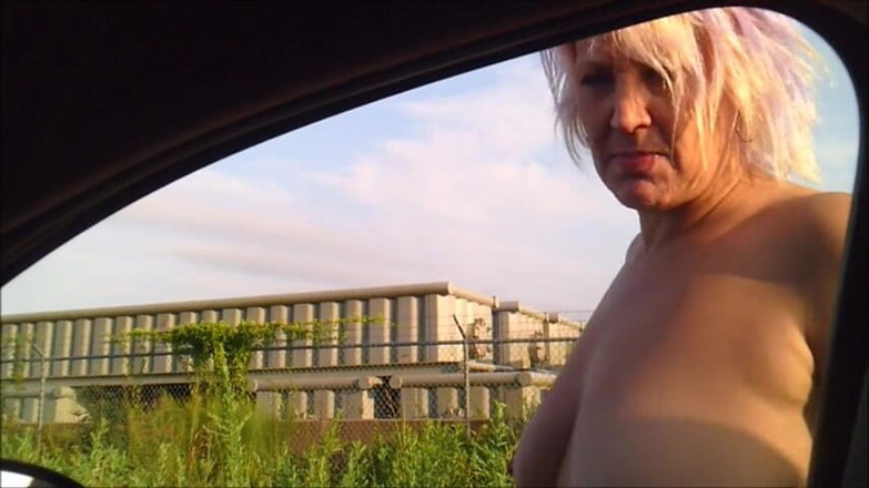 naughtynikki777: Freches fensterwaschendes mädchen - im freien