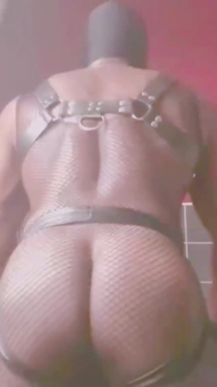 Black mature kinky muscle: Parte 2 arrastão bodysuit gear smoke &amp;&amp; exibição de bunda