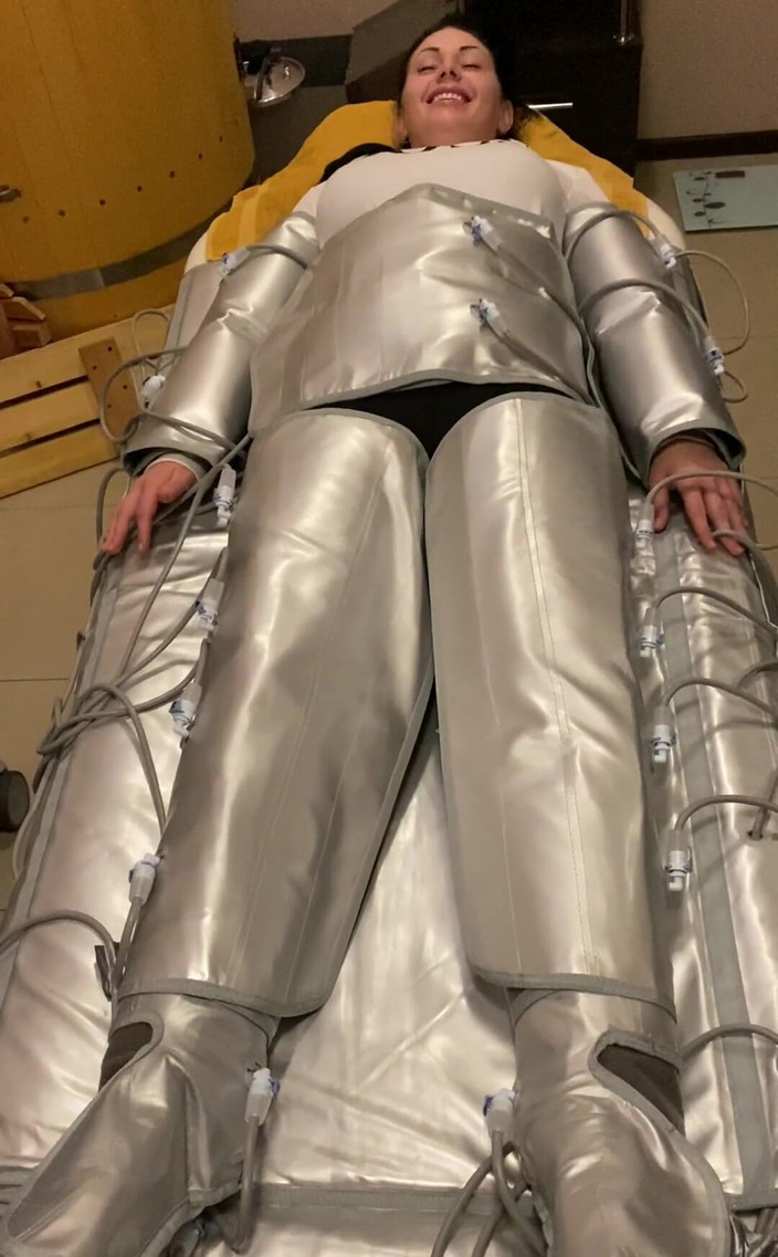 Goddess Misha Goldy: Moja ostatnia sesja pressoterapii ... Może powinienem nagrać niektóre klipy w...