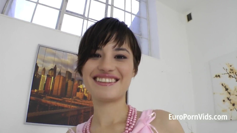 European fresh porn: Düz göğüslü, sıska sürtüğün götü şişman yarakla sikiliyor
