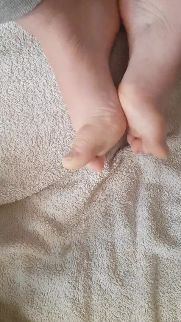 Faith's Feet Fetish: Cutting my toe nails - Faiths Feet Fetish