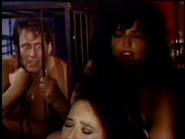 Tirrany Girls: प्यारी लेस्बियन वेश्या खेल रही है