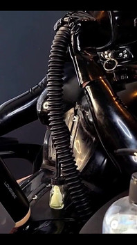 Bondage cappuccio mungitura mistress