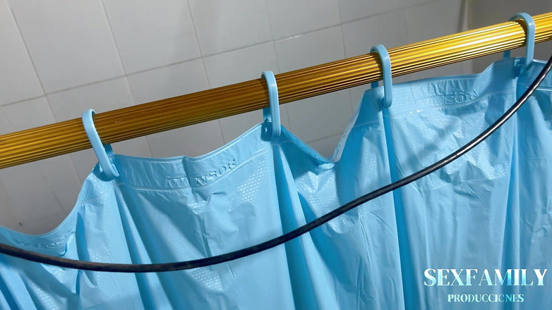 mia_and_cris_fuck: Я знаходжу свою зведену сестру в душі і йду, щоб жорстко її трахнути