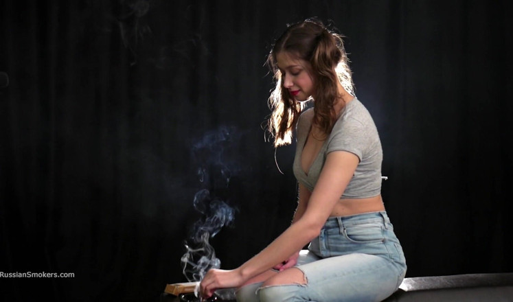 Russian Smokers: 섹시한 러시아 사이렌 흡연 담배 느린 애타게