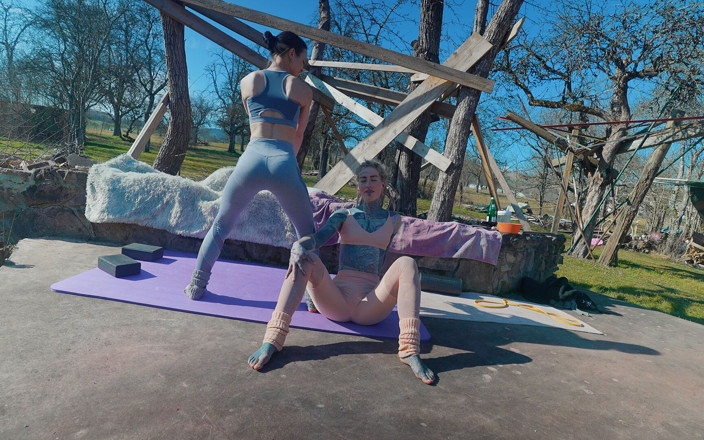Miss Flora: JOI ヨガレギンスでのストレッチ アヌスカッツ・ドイツ語