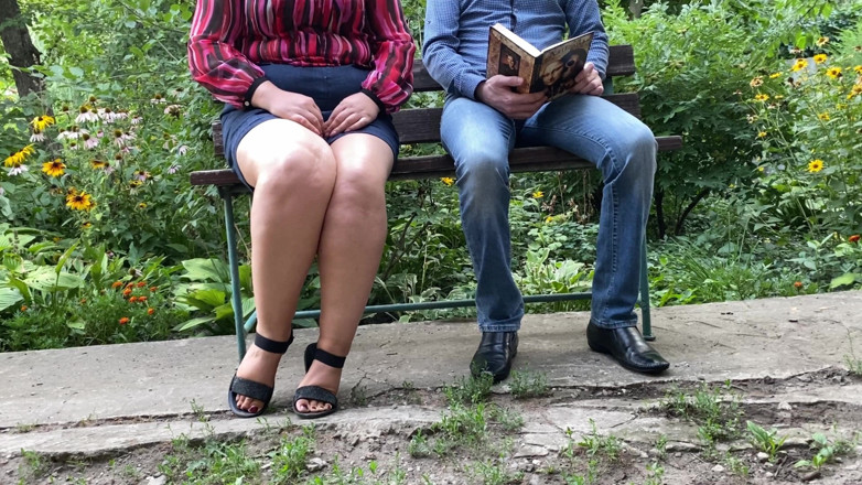 OurFetishLife: Madrasta rabuda milf faz xixi ao meu lado no parque...