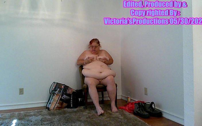 BBW nurse Vicki adventures with friends: 쇼츠와 탑을 따먹어! 배와 젖탱이를 문지르는 이암