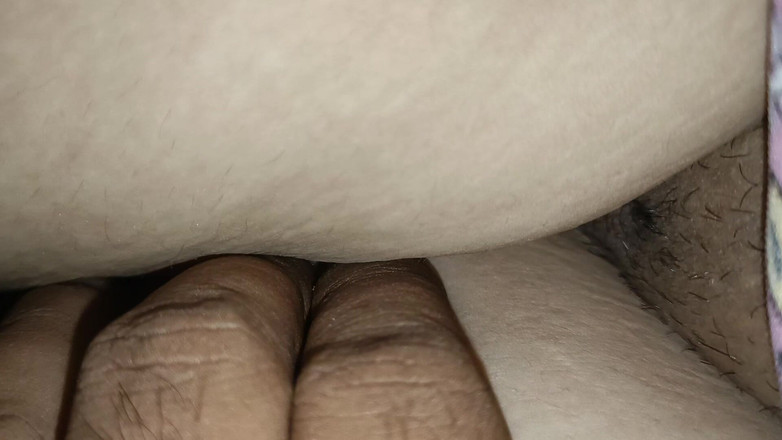 Catchybusty: na posteli s jeho nevlastním bratrancem