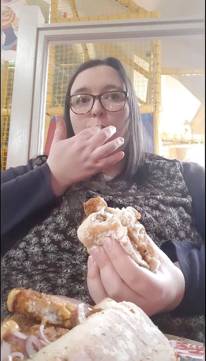 SSBBWLadyBrads: SSBBW सौतेले परिवार के साथ भोजन का गुप्त फिल्मांकन (इस वीडियो में कोई ऑडियो नहीं है)