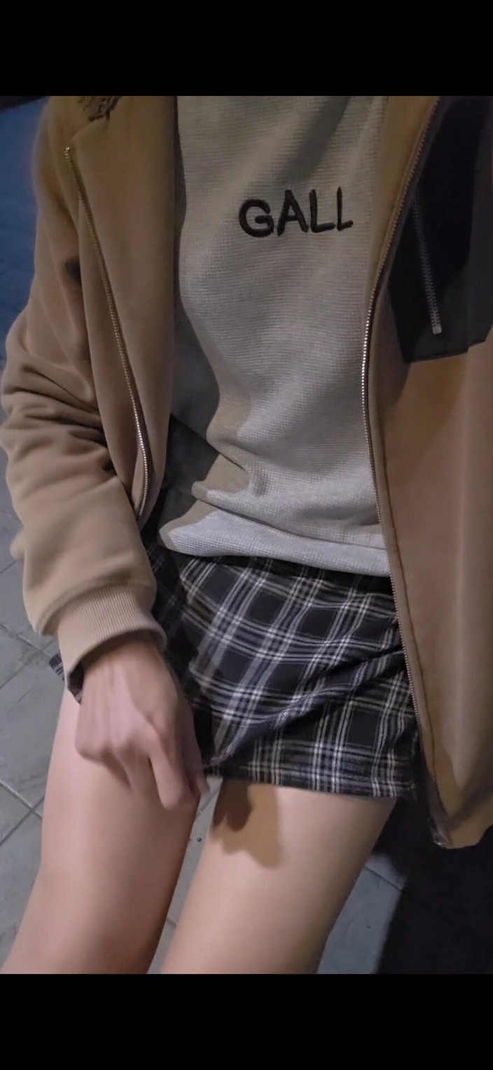 Taiwancdgirl: 在户外拉起了裙子，希望你的插入