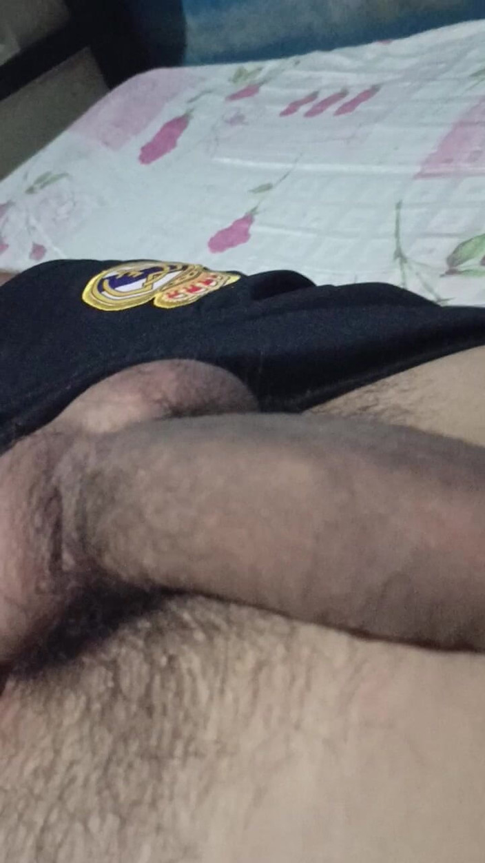 AdmHell: Mes mains en ont marre de secouer ma grosse bite