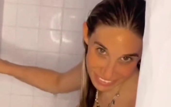 Sarah Starr2020: Tomando una ducha mientras mi esposo y sus amigos cuelga...