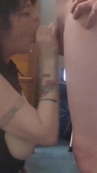 자지를 빨아주는 새벽 마누라, 뚝뚝 떨어지는 보지로 차즈가 그녀의 보지와 사정을 모두 사용할 수 있게 해줘.