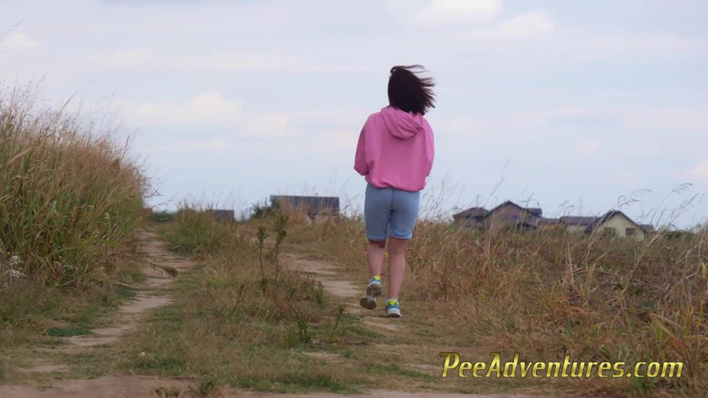 Pee Adventures: जब वह जॉगिंग के लिए बाहर गई तो उसके कपड़े मूतना