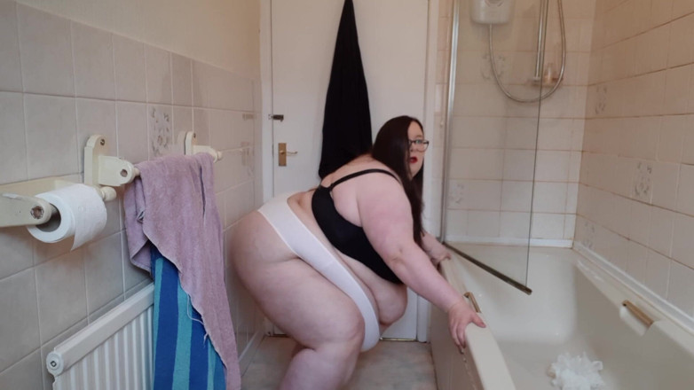 SSBBWLadyBrads: SSBBW Stretch exercise in bra &amp; thong