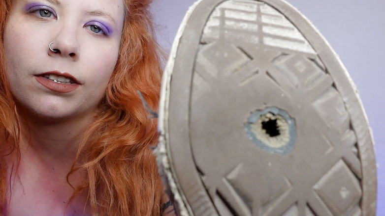 Deanna deadly: Un POV surpris en train de sentir des baskets puantes...