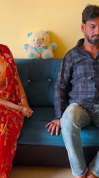 Indian Desi Bhabhi Savita uprawia seks ze swoim szefem w swoim domu