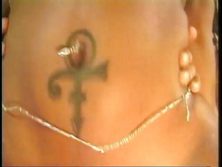 Best Butts: Cô bé tóc nâu với hình xăm cúi xuống để lấy...