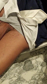 सार्वजनिक शौचालय में कामुक हो रही है