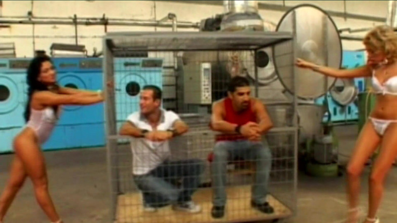 Erotic Planet Studio: Loira gata curvada sobre máquina de lavar para foda selvagem