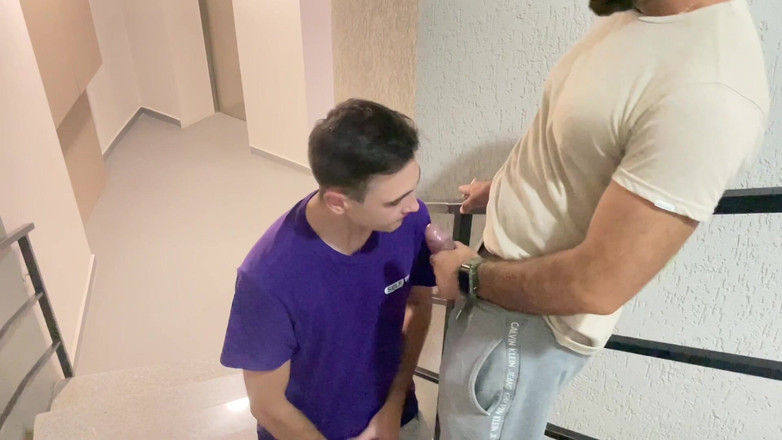 Nick Lewis: Asılı bir delikanlıya merdiven boşluğunda sakso çekiyor