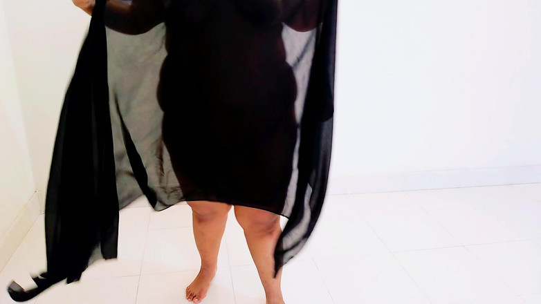 Aria Mia: सौतेला बेटा नवविवाहित खूबसूरत विशालकाय सौतेली मम्मी के कमरे में प्रवेश करता है और सौतेली मम्मी को कामुक पाता है, फिर चोदता है और उसे वीर्य निकालने में मदद करता है