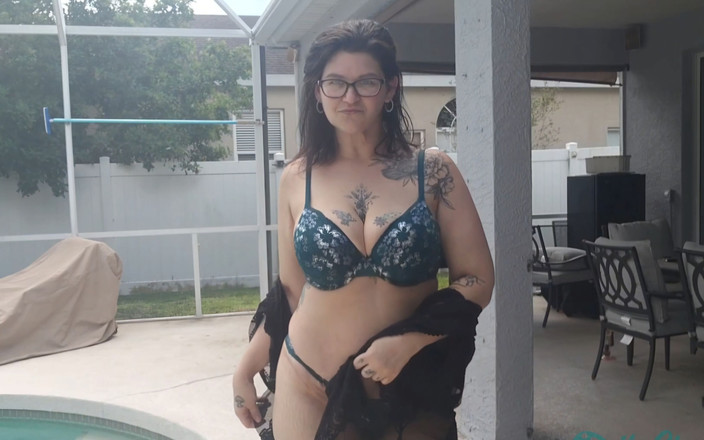 PsiloSiren: Brünette PAWG MILF striptease und nacktes model walk