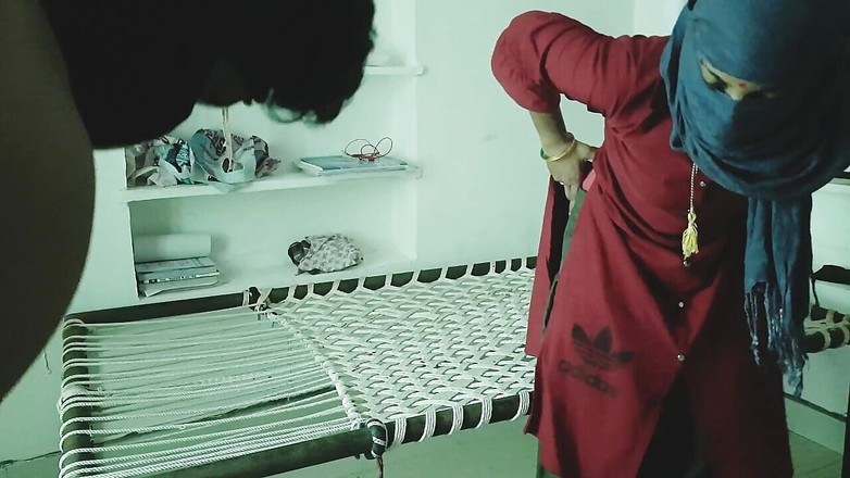 Kavitamaam: Hintli desi kız odada sikişiyor