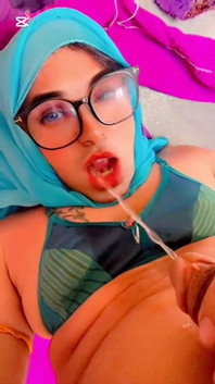 Hermosa hijab transgénero meando en la boca