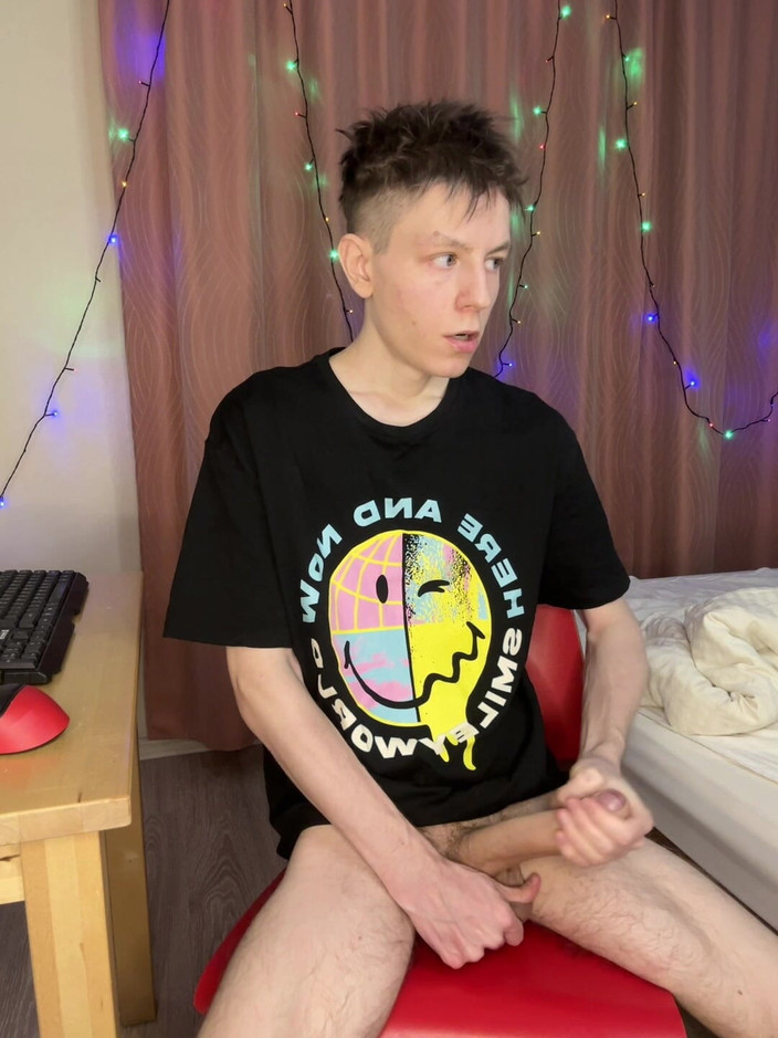 Morflot24: Une branlette rapide dans un dortoir fait squirter une bite...