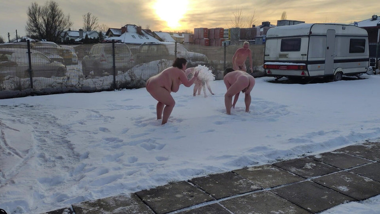 Bastet: Swingers. Dva manželské páry si hrají ve sněhu nahé. Ženy čůrají ve...