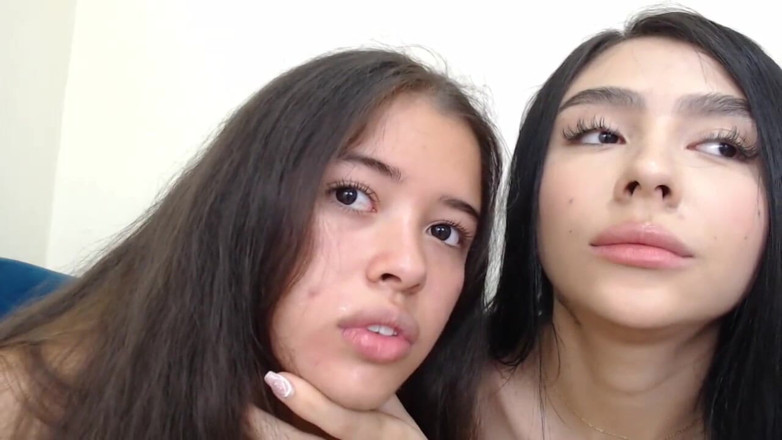 Teen amateur Latinas: Schulmädchen lecken schwanz und probieren ihre zunge, während sie speichel...