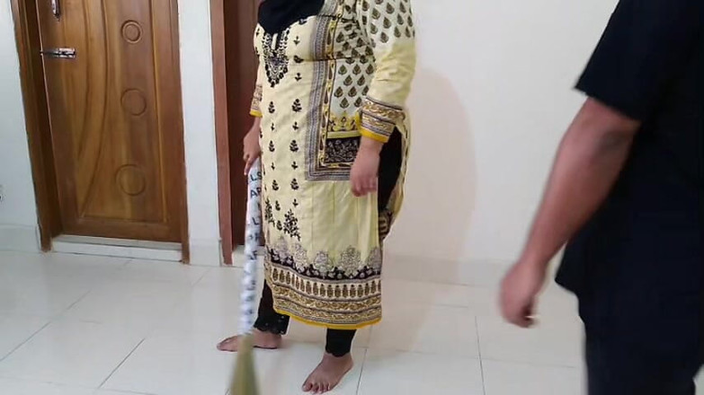 Aria Mia: Servitoarea sexy panjabi îmi curăță camera, apoi îi dau futai anal pentru...