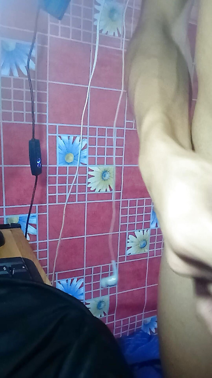 Reynaldo6: Tek başıma porno videoları izlerken zor zamanlar geçirdim