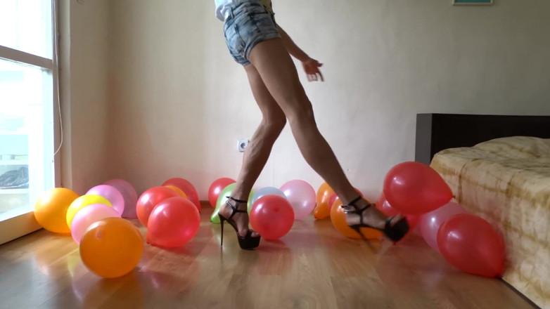 Monica Crush: Scoppio di palloncini con i miei sandali a tacco alto