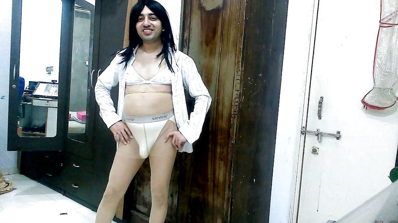 Cute & Nude Crossdresser: Сладкий сисси кроссдрессер фембой Sweet Lollipop в рубашке бойфренда и колготках.