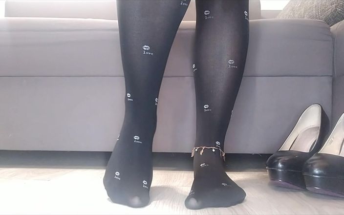 Monica Nylon: Feet Fetish in Nylon