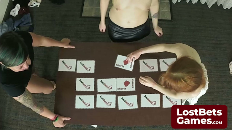 Lost Bets Games: Tobi, Nettle ve Dolly striptiz hafızasını sadece üç parçayla oynuyor