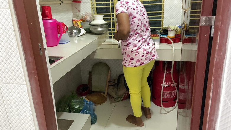 SAFI TV: Saya melihat makcik tiri saya memasuki dapur dan membersihkan saya...